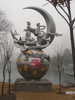 不銹鋼烤漆雕塑為什么要上氟碳漆？