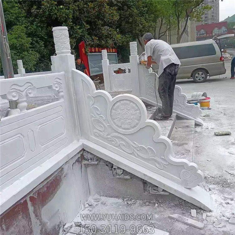 漢白玉旗臺欄板欄桿安裝，細(xì)節(jié)打磨處理雕塑