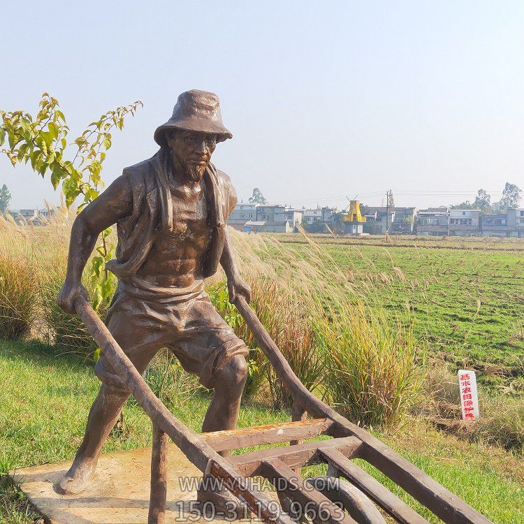 頭戴草帽，身穿坎肩，推獨(dú)輪車(chē)的老漢銅雕雕塑