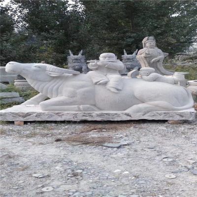 漢白玉牧童騎牛石雕，臥地上的水牛