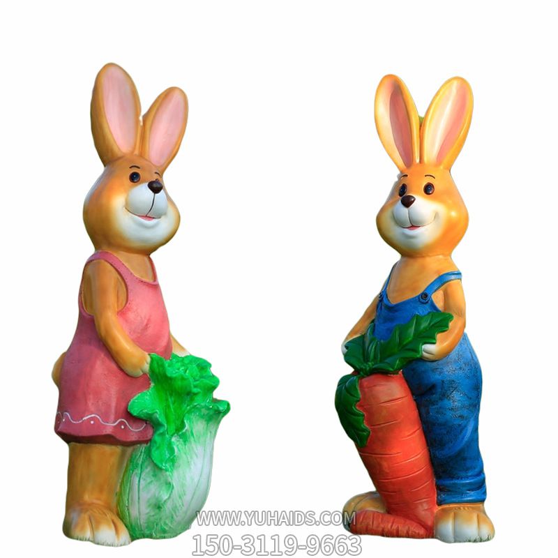 電影院門(mén)口兩只拿胡蘿卜和白菜的玻璃鋼兔子雕塑