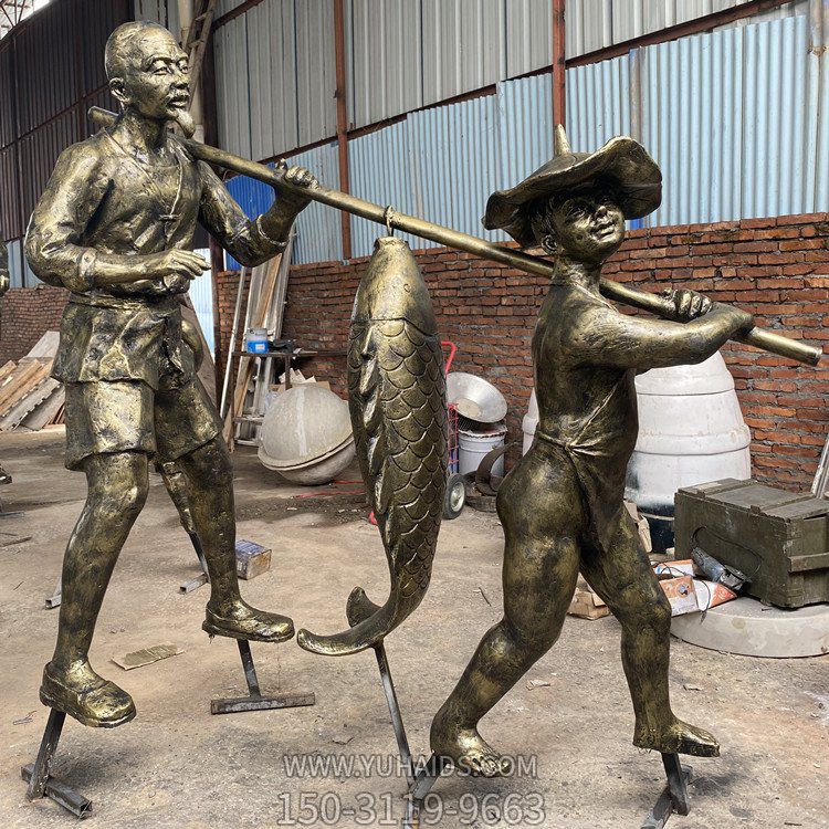 抬鯉魚(yú)，玻璃鋼民俗生活場(chǎng)景雕塑