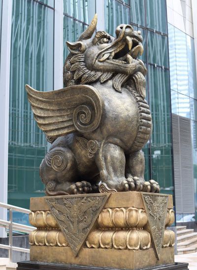 大型機(jī)構(gòu)門(mén)口擺放的玻璃鋼創(chuàng)意獨(dú)角獸雕塑