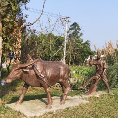 農(nóng)夫和耕牛耕地雕塑，農(nóng)耕主題場景雕塑