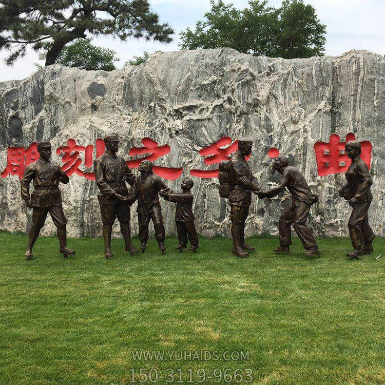 玻璃鋼仿銅人物，八路軍和鄉(xiāng)親握手的景觀擺件雕塑