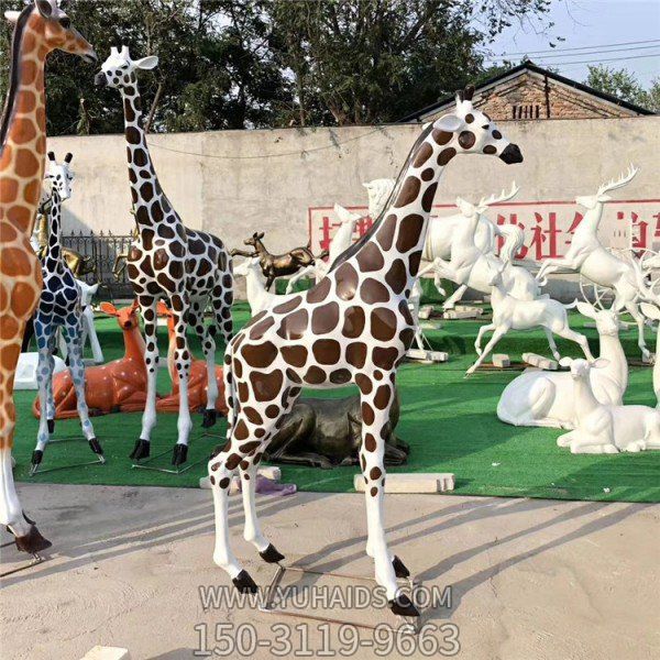 商場(chǎng)戶外擺放大型創(chuàng)意玻璃鋼長頸鹿小品景觀雕塑