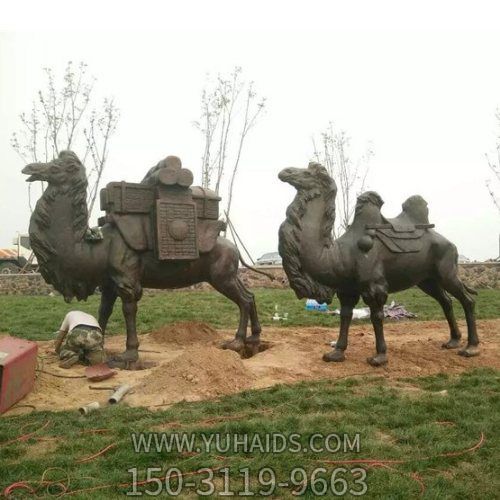 駱駝景觀，公園創(chuàng)意玻璃鋼仿銅沙漠動物雕塑