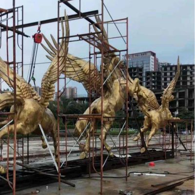 金色馬群，帶翅膀的飛馬雕塑