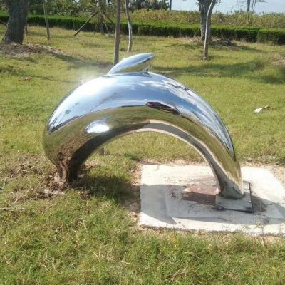 鏡面不銹鋼海豚，園林草坪躍出地面，鉆入地底的海豚