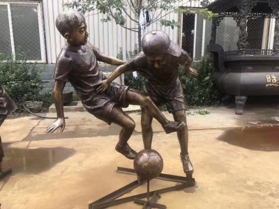 鑄銅踢球小孩子，校園運(yùn)動(dòng)人物雕塑擺件