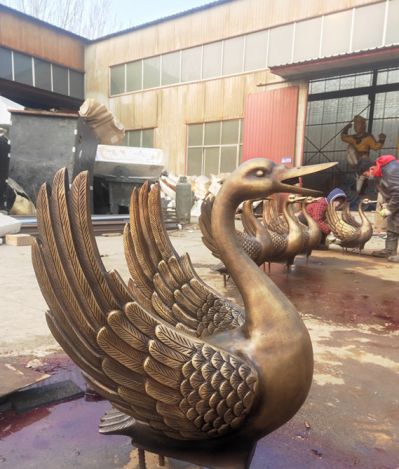 別墅不銹鋼噴金烤漆展翅飛翔鳴叫天鵝雕塑