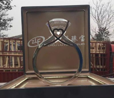 珠寶店門口擺放鉆石不銹鋼戒指雕塑