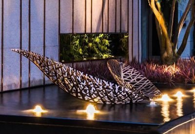 戶(hù)外酒店不銹鋼鏤空樹(shù)葉雕塑