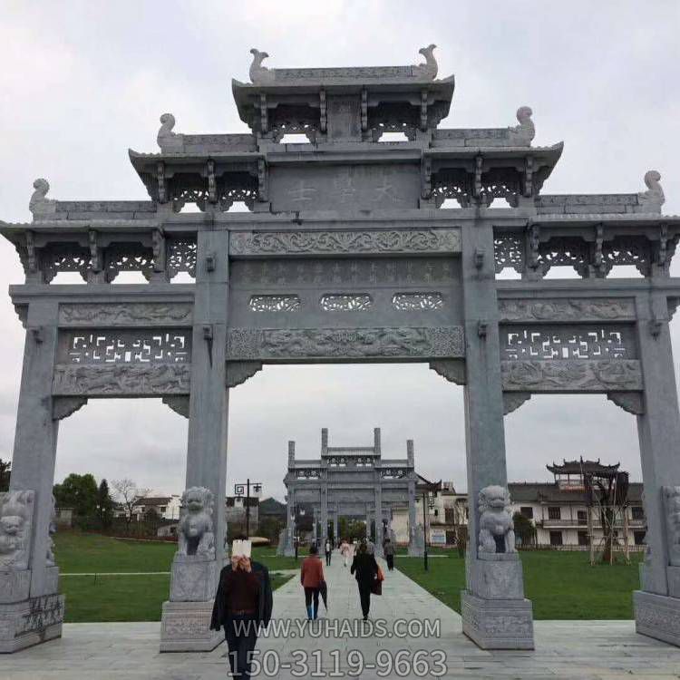 景區(qū)入口擺放仿古建筑青石三門(mén)五樓石雕牌坊雕塑