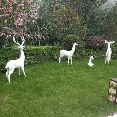 玻璃鋼白色鹿雕塑，小區(qū)園林草坪動物擺件