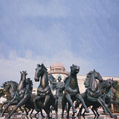 廣場大型玻璃鋼仿銅阿波羅展翅景觀雕塑，戶外園林馬群雕塑