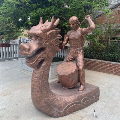 劃龍舟，龍頭龍舟敲大鼓的情景景觀雕塑