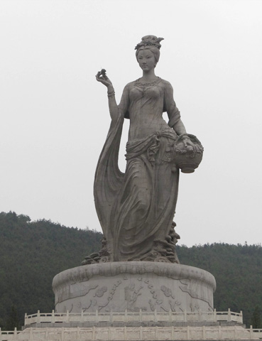 神女：總高51.9米，由1160塊花崗石構(gòu)成，自重1000多噸的茶山神女